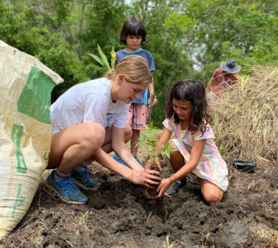The Leapers and community come together to help with the reforestation projects in Colombia on their gap year.
