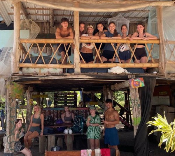 Costa Rican kids helping volunteer