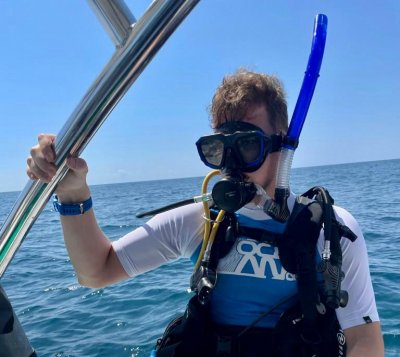 A leap volunteer scuba diving in Costa Rica