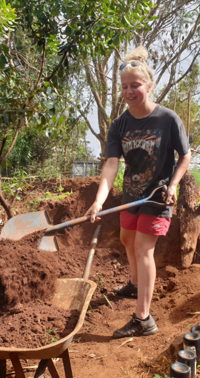 Volunteers farming in Kenya on their gap year.